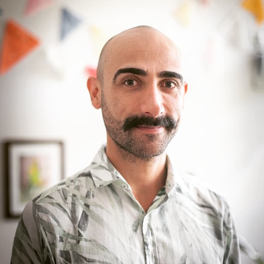 Retrato de Helton Alves Azevedo, terapeuta e criador da Escola Yantra Yoga Brasília, responsável pelo processo Akasha Meditação como Terapia.